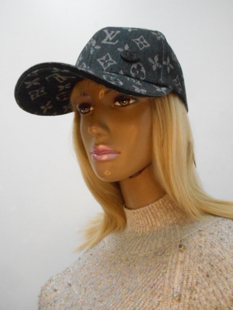  Бейсболка LV